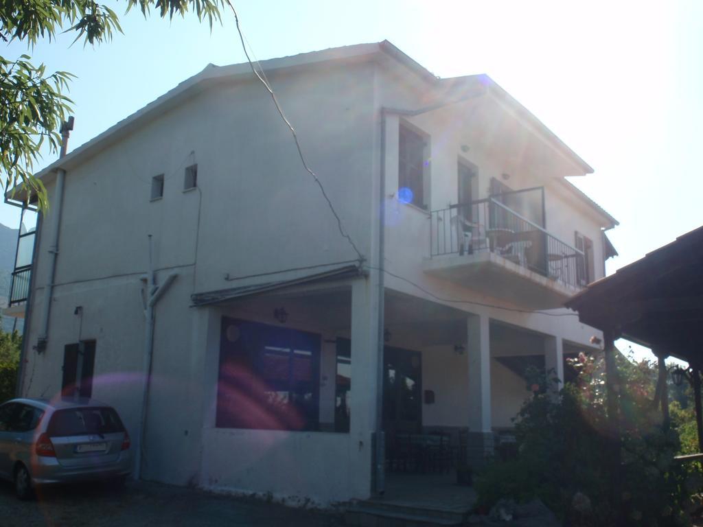Meraklis Rooms Kariotes Exterior foto