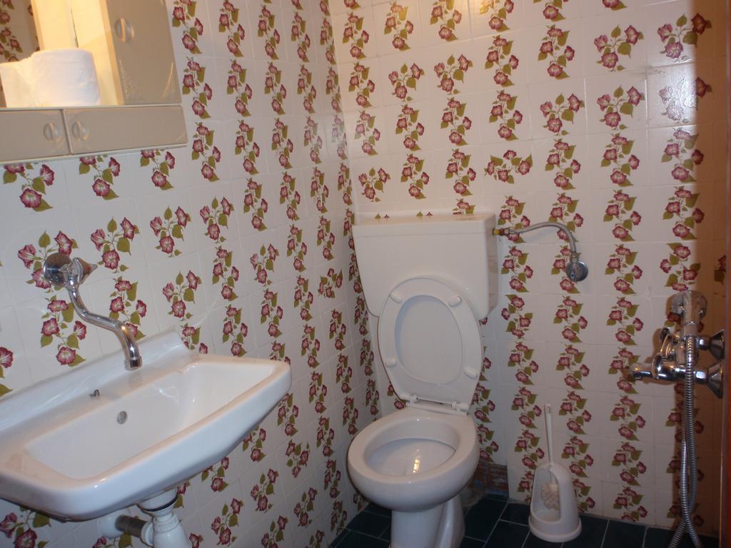 Meraklis Rooms Kariotes Exterior foto