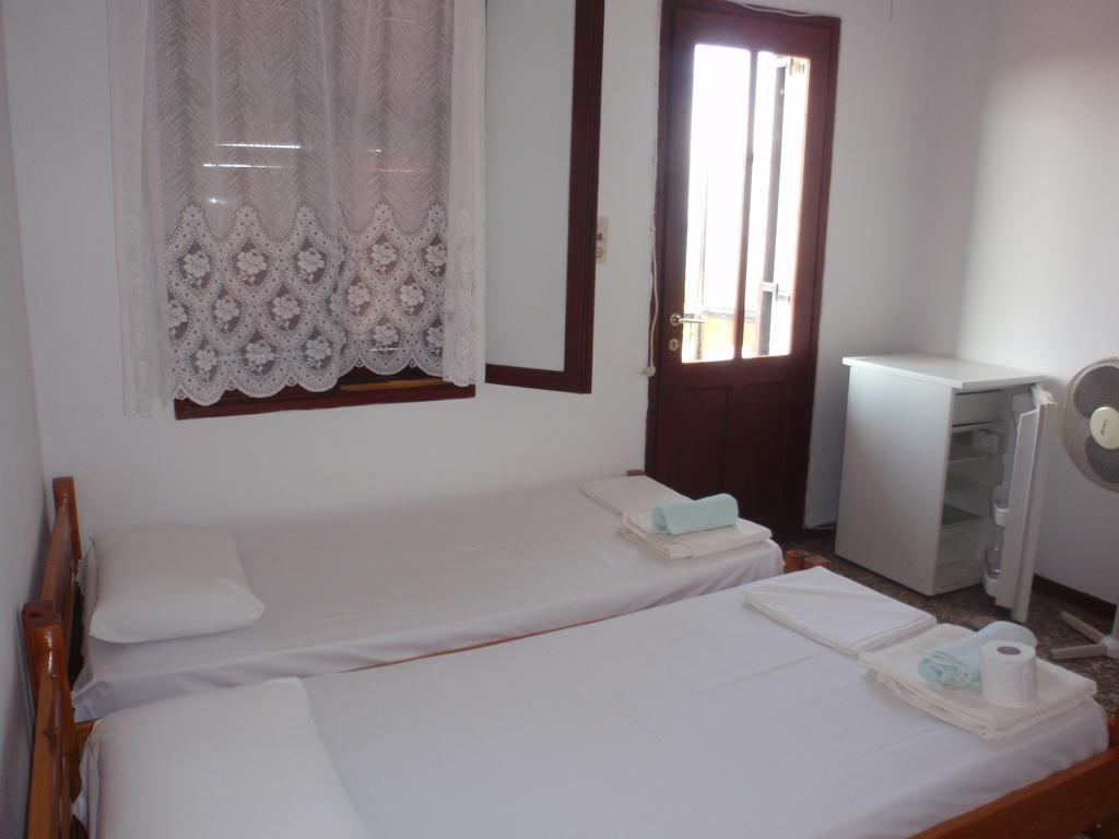 Meraklis Rooms Kariotes Exterior foto